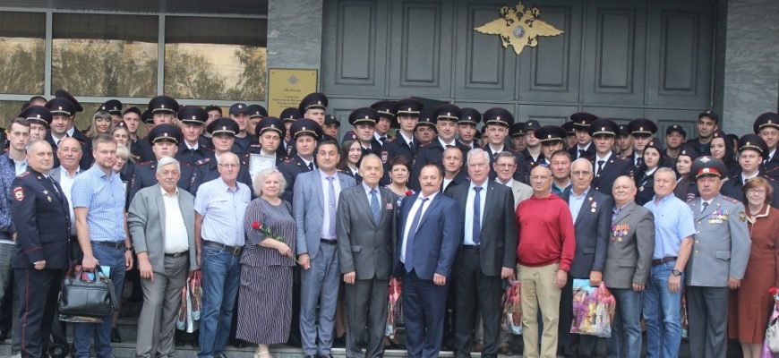 Начальник У МВД России по г. Тольятти в торжественной обстановке поздравил сотрудников и ветеранов с профессиональным праздником