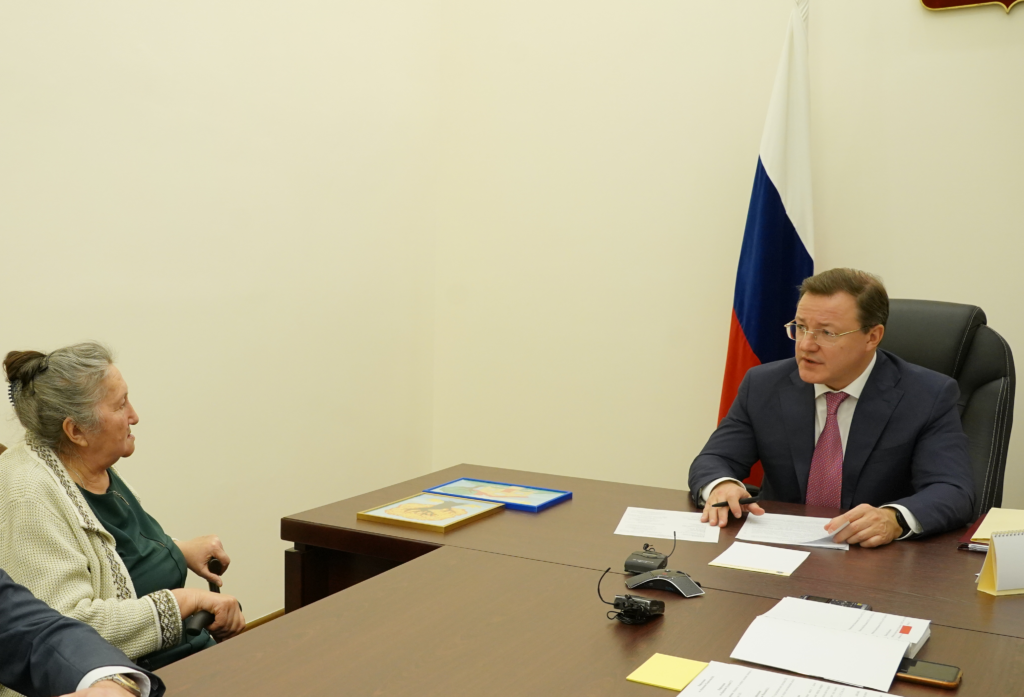 Губернатор Дмитрий Азаров в ходе приема граждан помог землякам решить жилищные вопросы