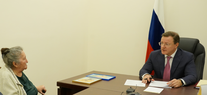 Губернатор Дмитрий Азаров в ходе приема граждан помог землякам решить жилищные вопросы