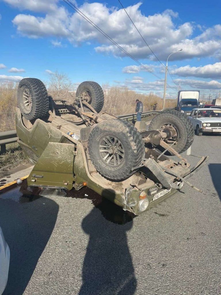 В Самаре на Южном шоссе перевернулся УАЗ