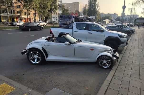 Жители Самары обсуждают необычный спорткар Plymouth Prowler