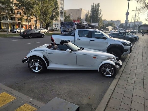 Жители Самары обсуждают необычный спорткар Plymouth Prowler