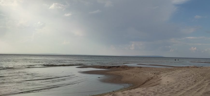 Куйбышевское водохранилище отступило от своих привычных берегов на 100-200, а где-то и на 300 метров