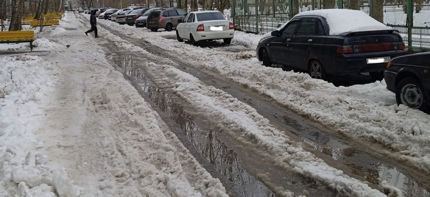 В Тольятти подрядчик завалил работу по расчистке города после первого мощного снегопада