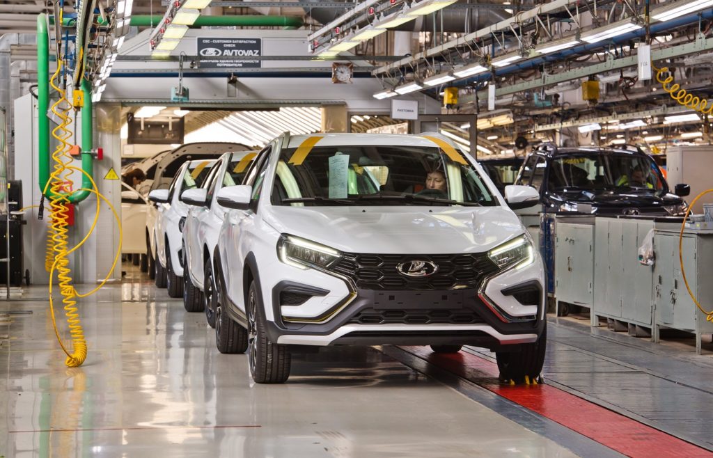 АВТОВАЗ выпустил первую партию серийных LADA VESTA с автоматической трансмиссией