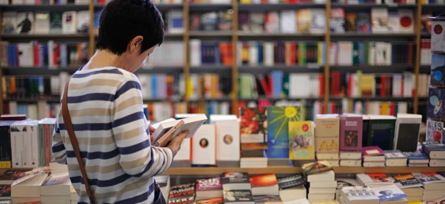ВТБ выяснил, кто и когда покупает больше всего книг