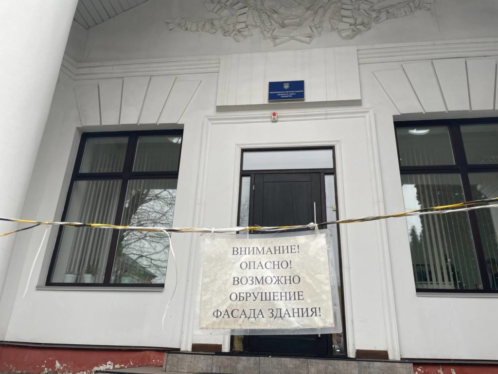 В Тольятти до 30 сентября компания из Самары отремонтирует фасад здания КСП