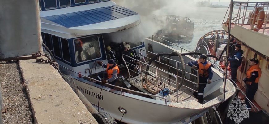 В тольяттинском речпорту загорелось прогулочное судно