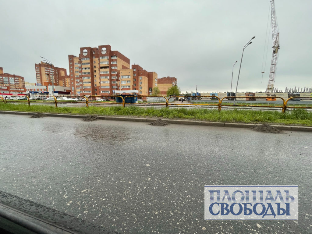Могучие кучки: в Тольятти дорожники бросили прибордюрную грязь