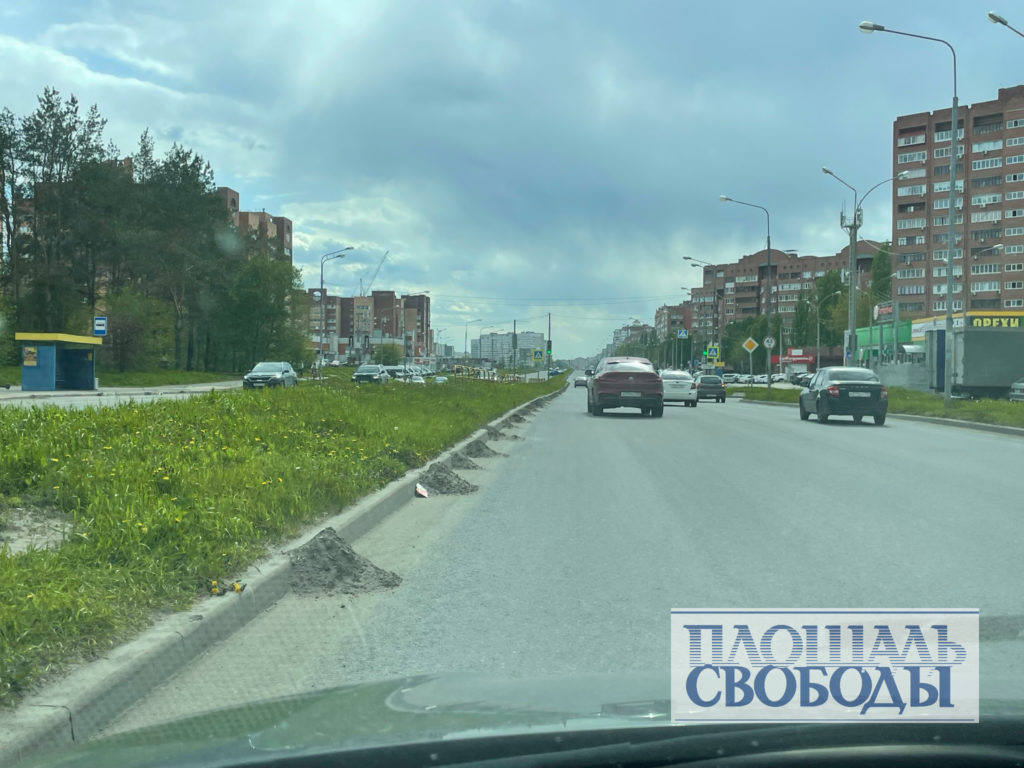 Могучие кучки: в Тольятти дорожники бросили прибордюрную грязь