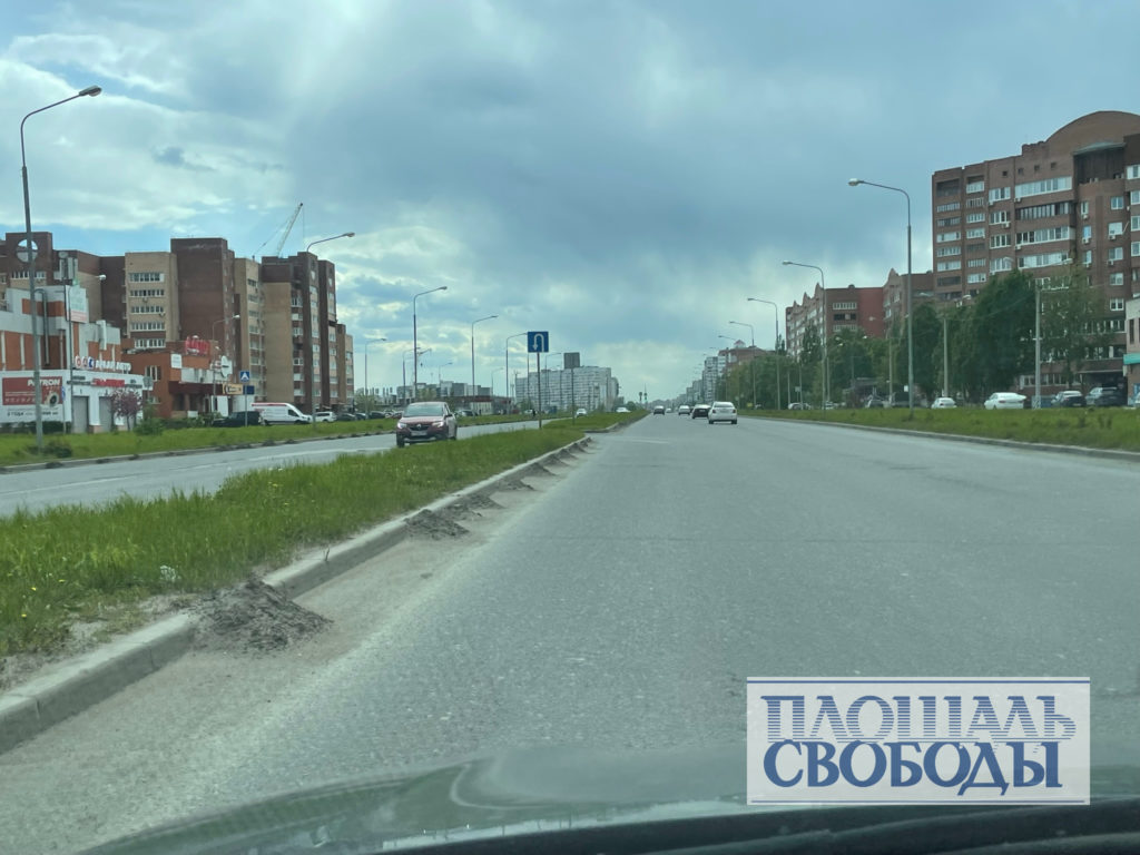 Могучие кучки: в Тольятти дорожники бросили прибордюрную грязь