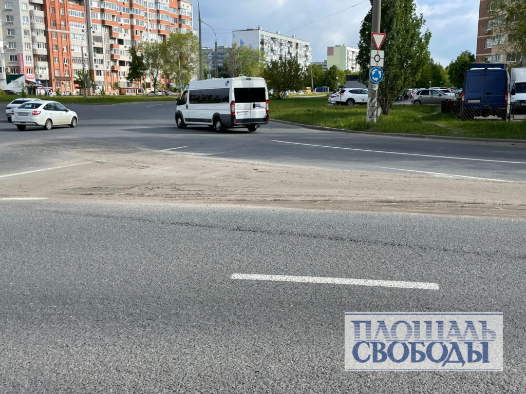 Могучие кучки: в Тольятти дорожники бросили прибордюрную грязь