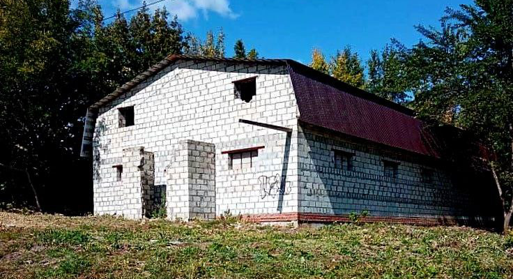 В Тольятти хозяина заброшенного здания обязали закрыть недострой от посторонних 