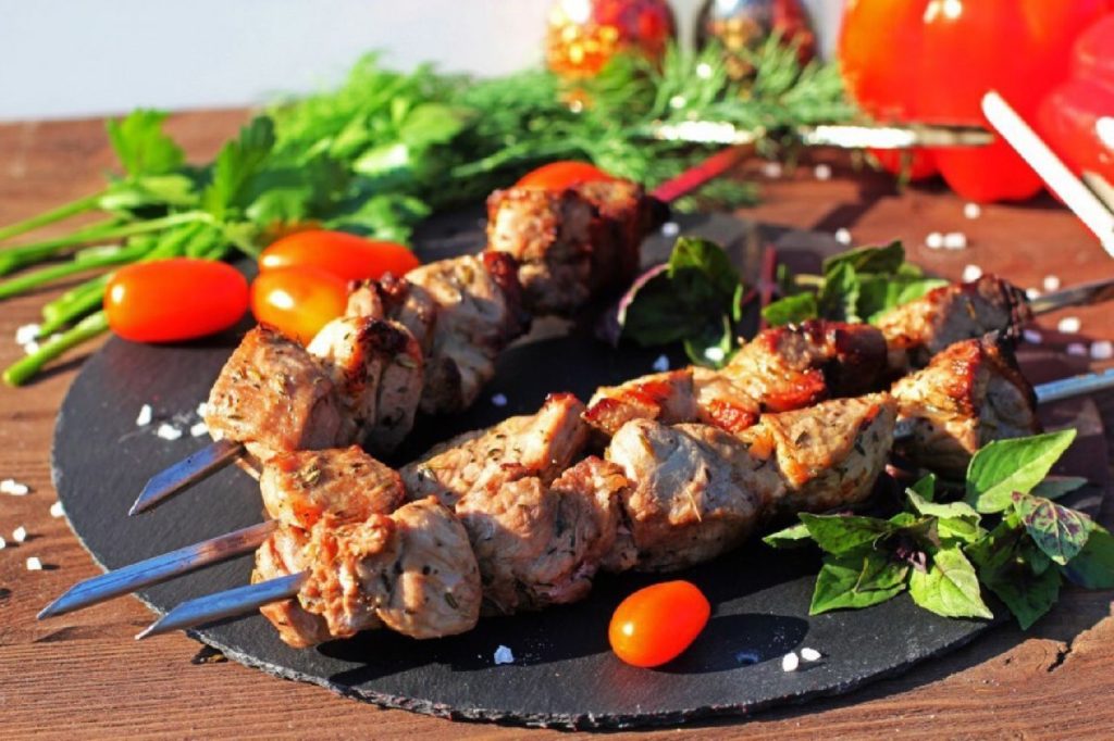 Спрос на продукты для шашлыка растет на фоне снижения общих продаж мяса