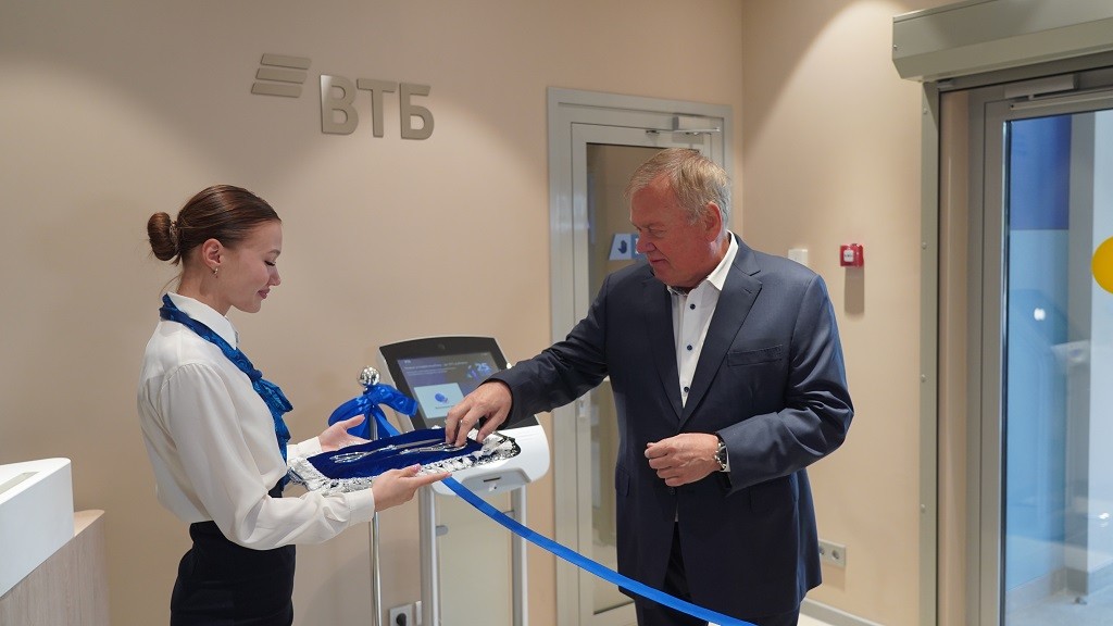 Глава ВТБ Андрей Костин открыл первый офис банка в Луганске