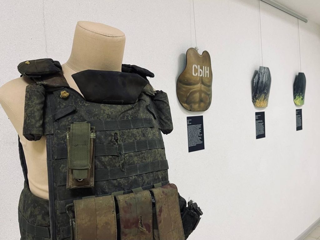 В Тольятти проходит выставка работ, выполненных художниками на плитах от бронежилетов из зоны СВО