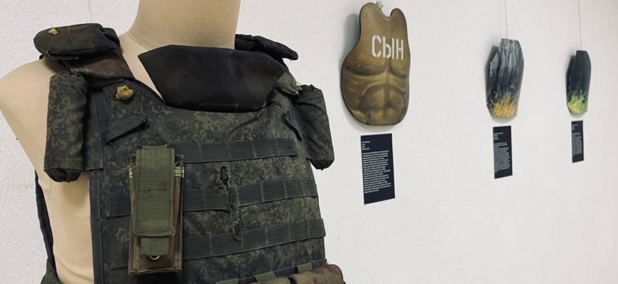 В Тольятти проходит выставка работ, выполненных художниками на плитах от бронежилетов из зоны СВО