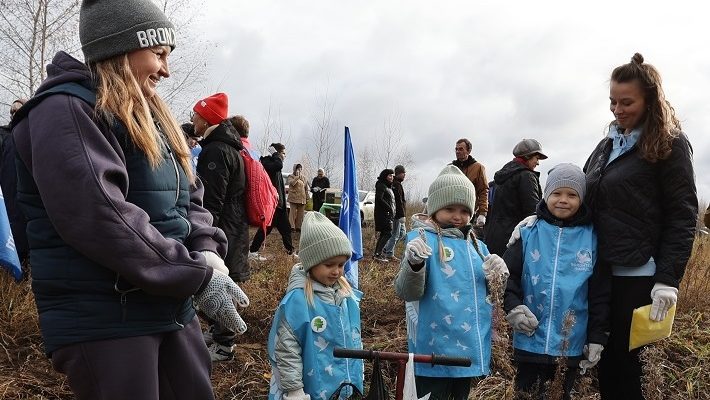 Добрые традиции: сотрудники «КуйбышевАзота» и тольяттинские волонтеры вышли на осеннюю посадку леса
