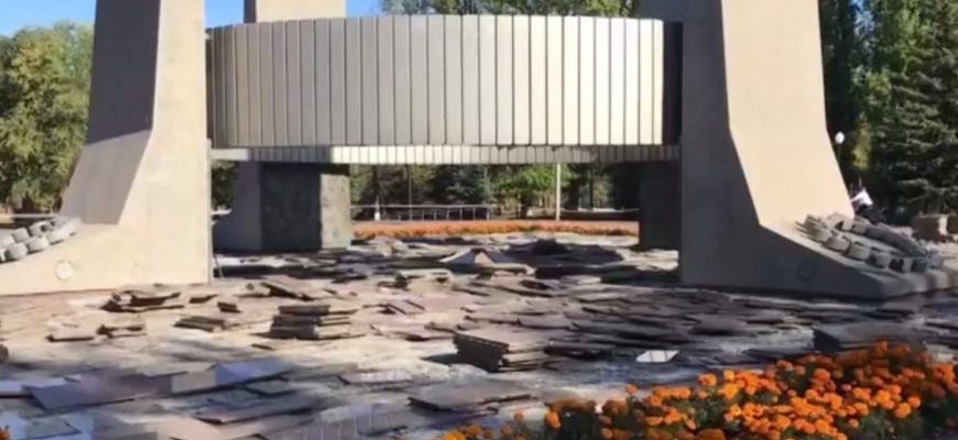 В Тольятти идет ремонт основания Вечного Огня в Парке Победы