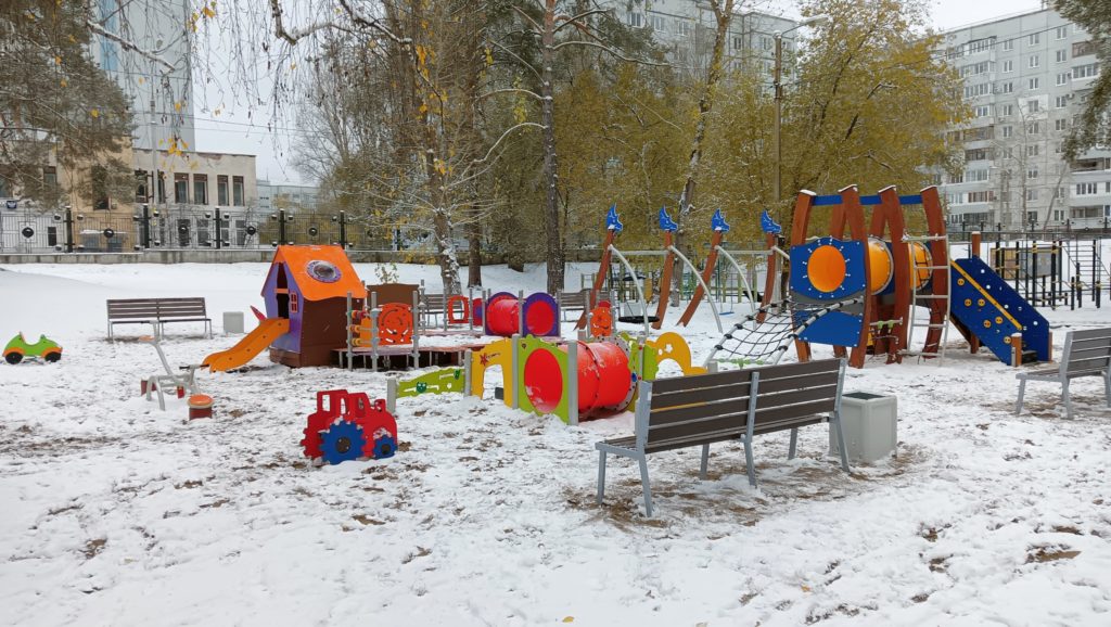 В Тольятти в Комсомольском парке открылись три новые детские площадки