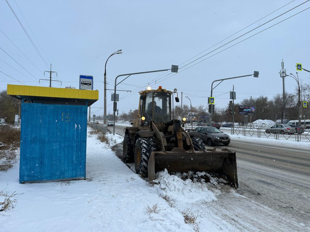 В Тольятти продолжается борьба со снегом: коммунальщики работают круглосуточно
