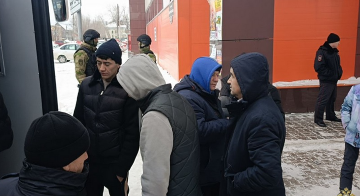 На рынках Тольятти полицейские провели рейды по мигрантам