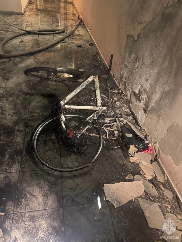 В Тольятти 13 человек тушили возгорание электровелосипеда в подъезде дома