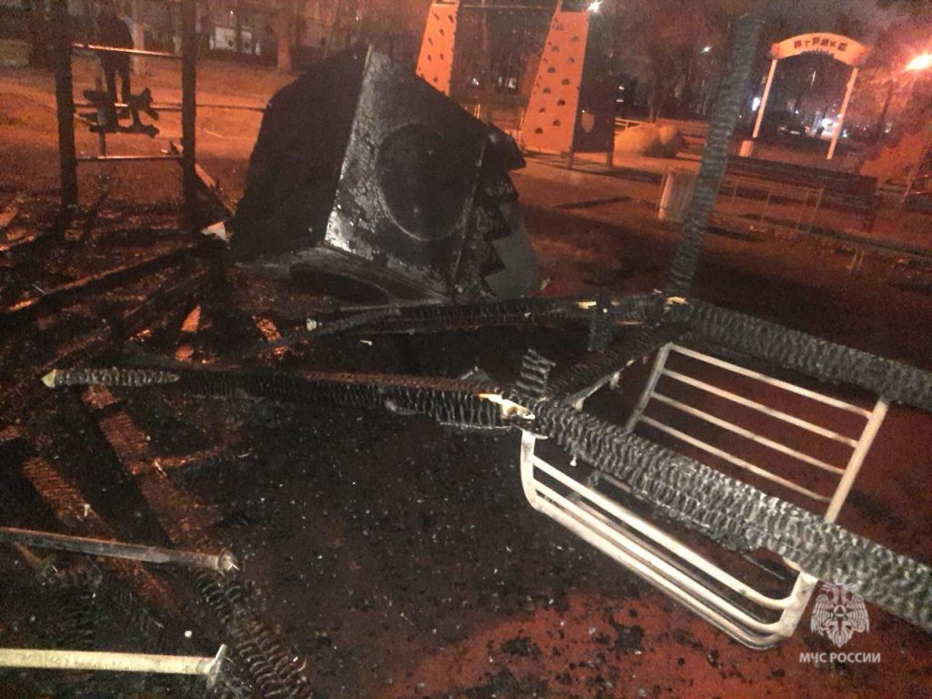 Причиной пожара на детской площадке в Тольятти мог стать поджог