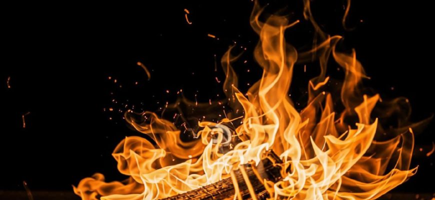 В Тольятти ночью горели три автомобиля В Тольятти ночью горели три автомобиля