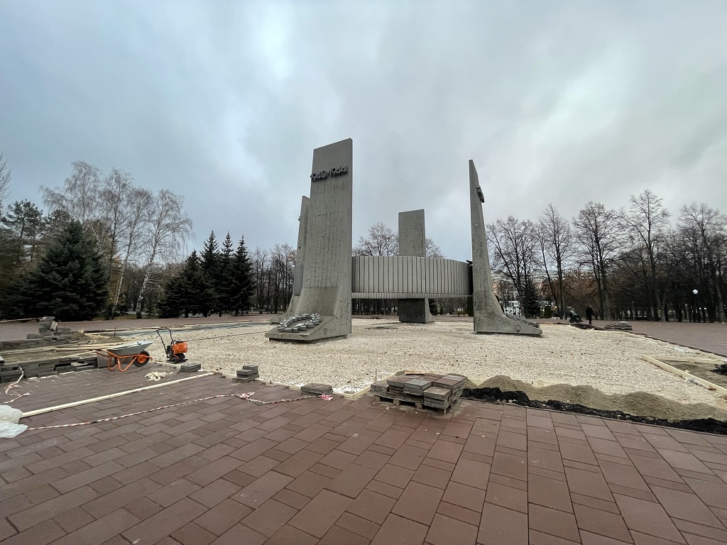 В Тольятти ремонт основания Вечного огня в парке Победы привлек внимание общественности