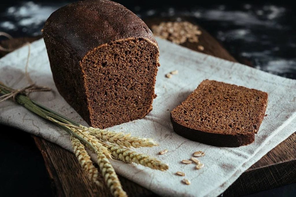 Как отличить булку хлеба из ржаной муки от той, что подкрашена солодом для правильного темного цвета