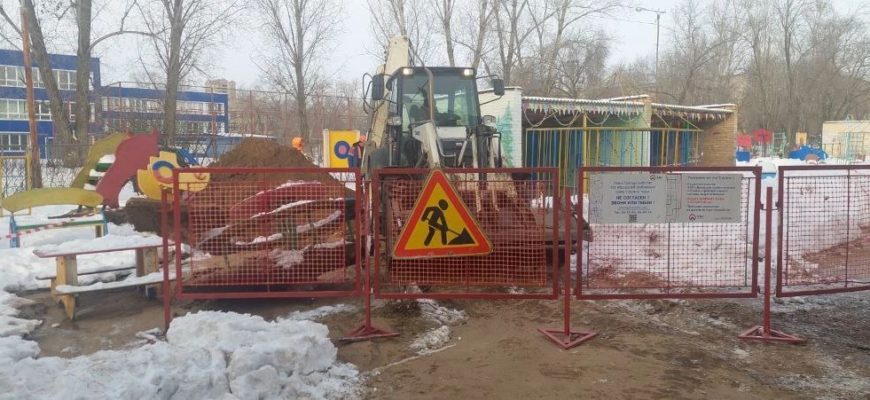 В Тольятти детская площадка провалилась под землю из-за аварии на водопроводе В Тольятти детская площадка провалилась под землю из-за аварии на водопроводе