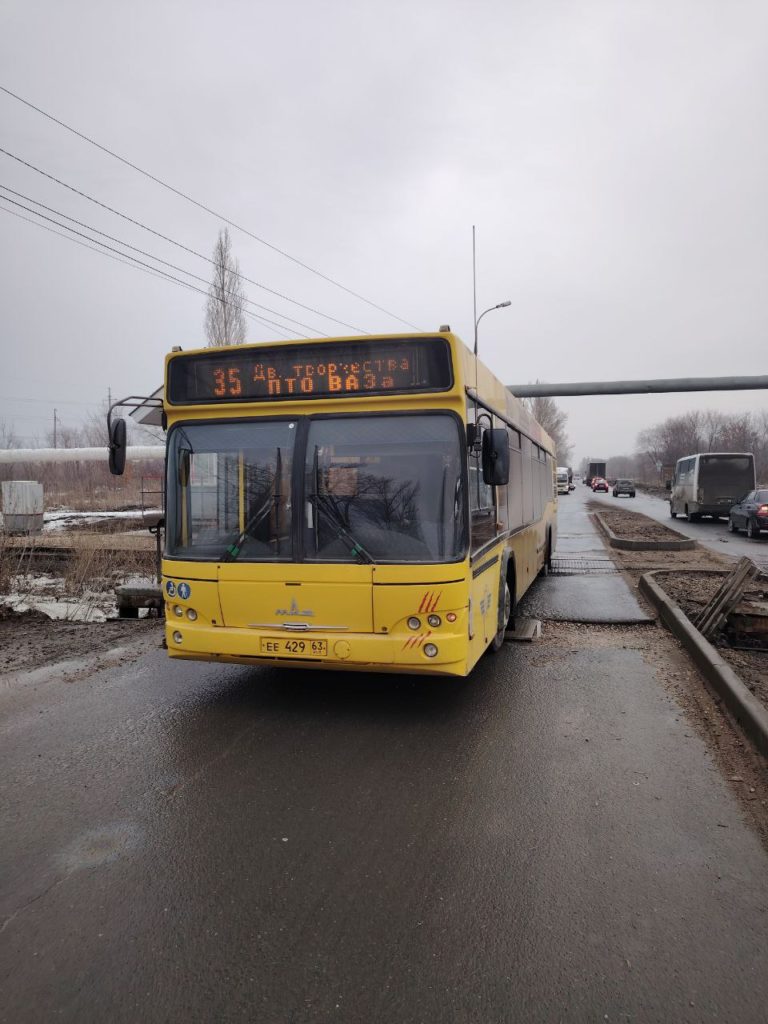 В Тольятти автобус не смог проехать железнодорожный переезд