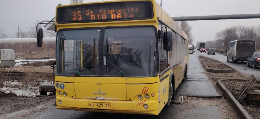 В Тольятти автобус не смог проехать железнодорожный переезд