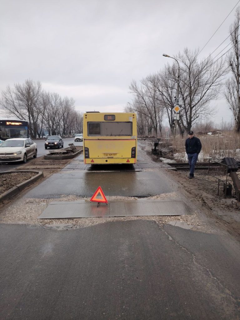 В Тольятти автобус не смог проехать железнодорожный переезд