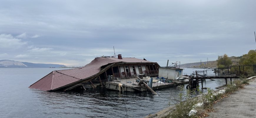 В Тольятти убрали заброшенный дебаркадер в Комсомольском районе