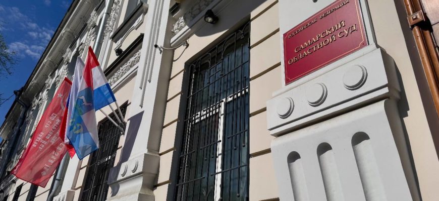 В Самаре ко Дню Победы на здании областного суда разместили копию Знамени Победы В Самаре ко Дню Победы на здании областного суда разместили копию Знамени Победы