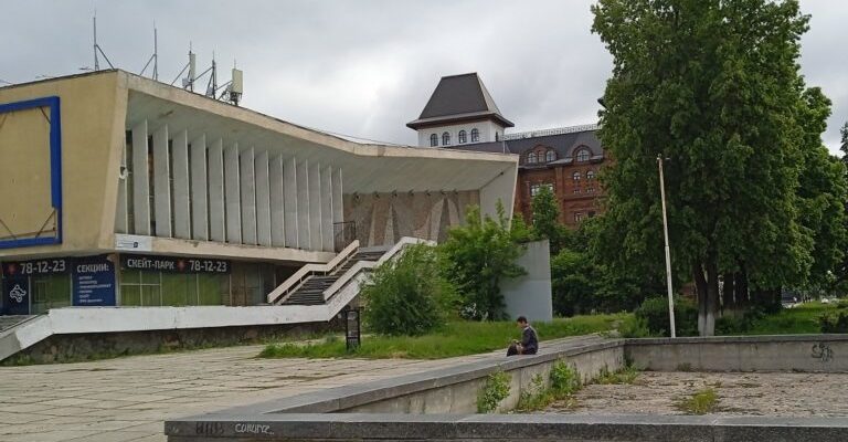 В Тольятти обсуждают будущее заброшенного кинотеатра «Сатурн»