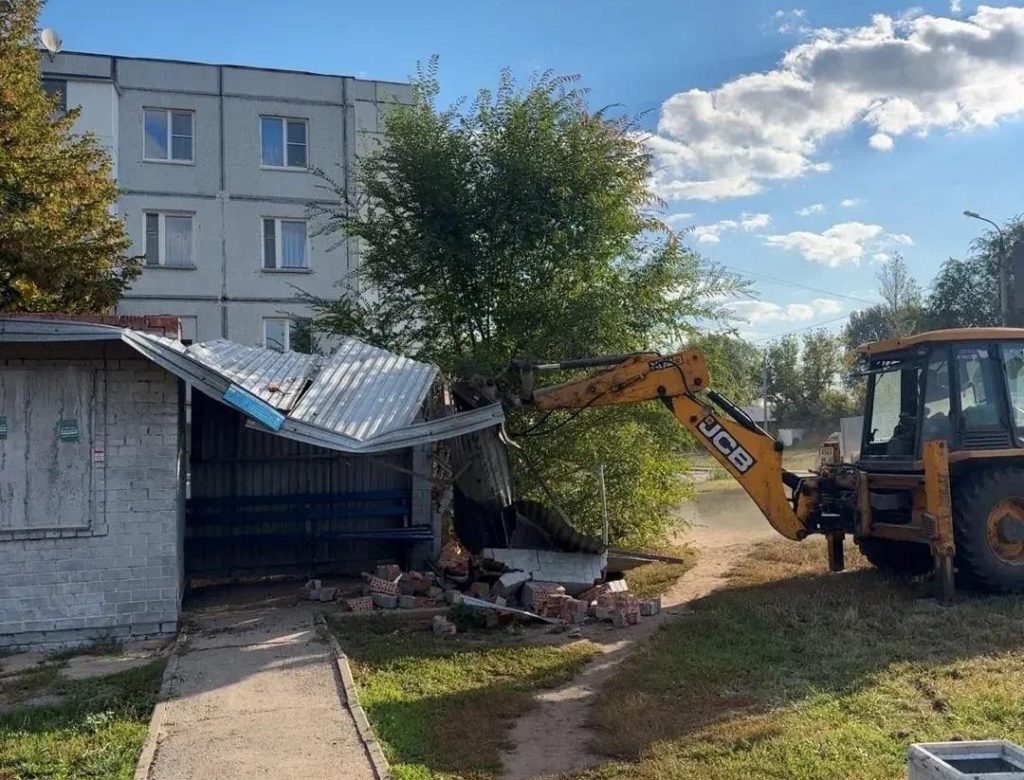 В Тольятти снесли заброшенный торговый павильон
