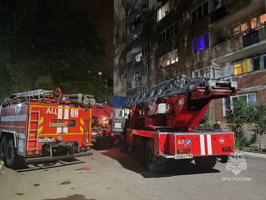 В Тольятти из горящей многоэтажки эвакуировали 35 человек, включая 11 детей