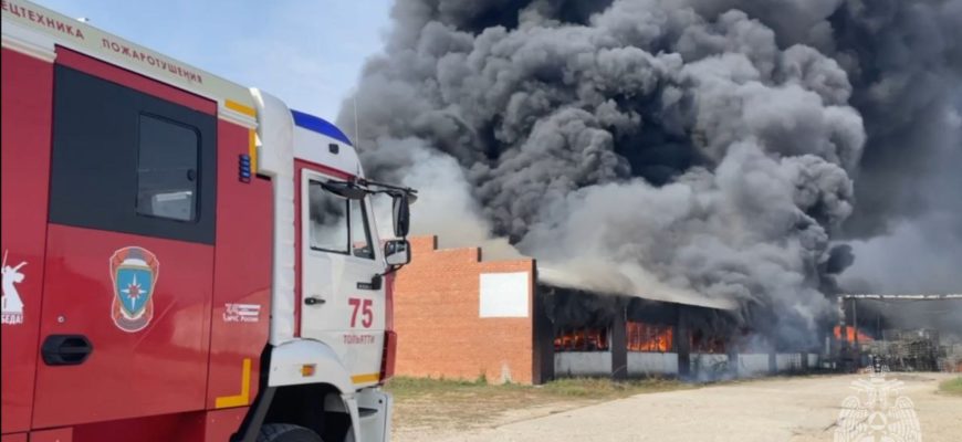 В Тольятти горит склад с лакокрасочными материалами