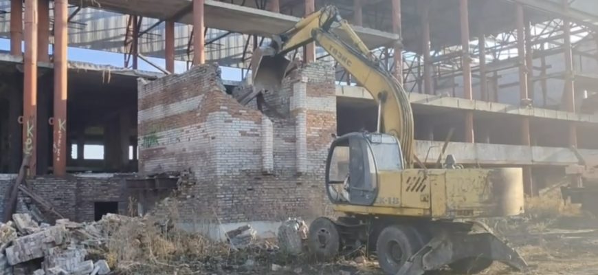 В Тольятти начался снос заброшенного объекта у стадиона «Труд»