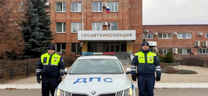 В Тольятти инспекторы ГИБДД помогли водителю с пробитым колесом