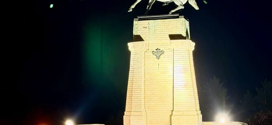 В Тольятти выполнили монтаж подсветки памятника Василию Татищеву В Тольятти выполнили монтаж подсветки памятника Василию Татищеву