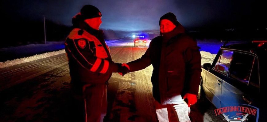 В Самарской области полицейские помогли водителю выбраться из снежного плена В Самарской области полицейские помогли водителю выбраться из снежного плена