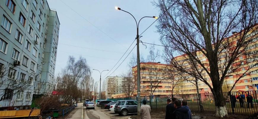 «КуйбышевАзот» помог наладить освещение двора на улице Карбышева в Тольятти