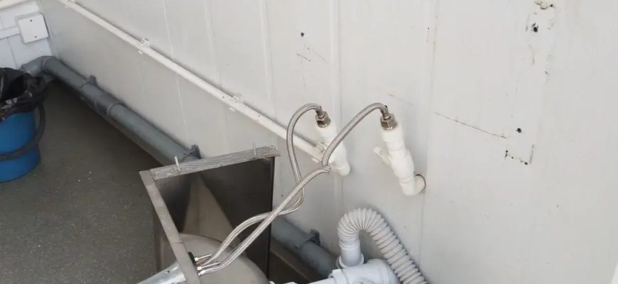 В Тольятти вандалы сорвали раковину в туалете на набережной и сломали скейт-площадку
