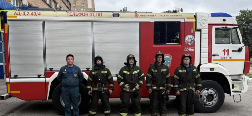 В Тольятти сотрудники МЧС спасли пять человек, в том числе двух детей, при пожаре в жилом доме