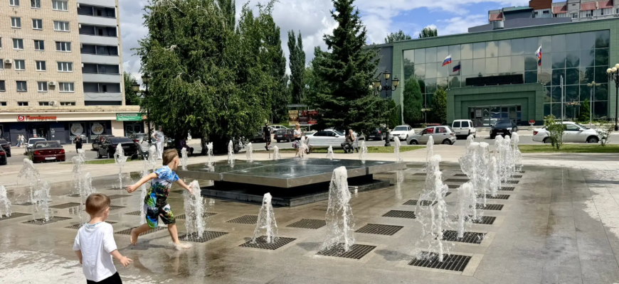 В Тольятти заработал фонтан на площади Искусств 