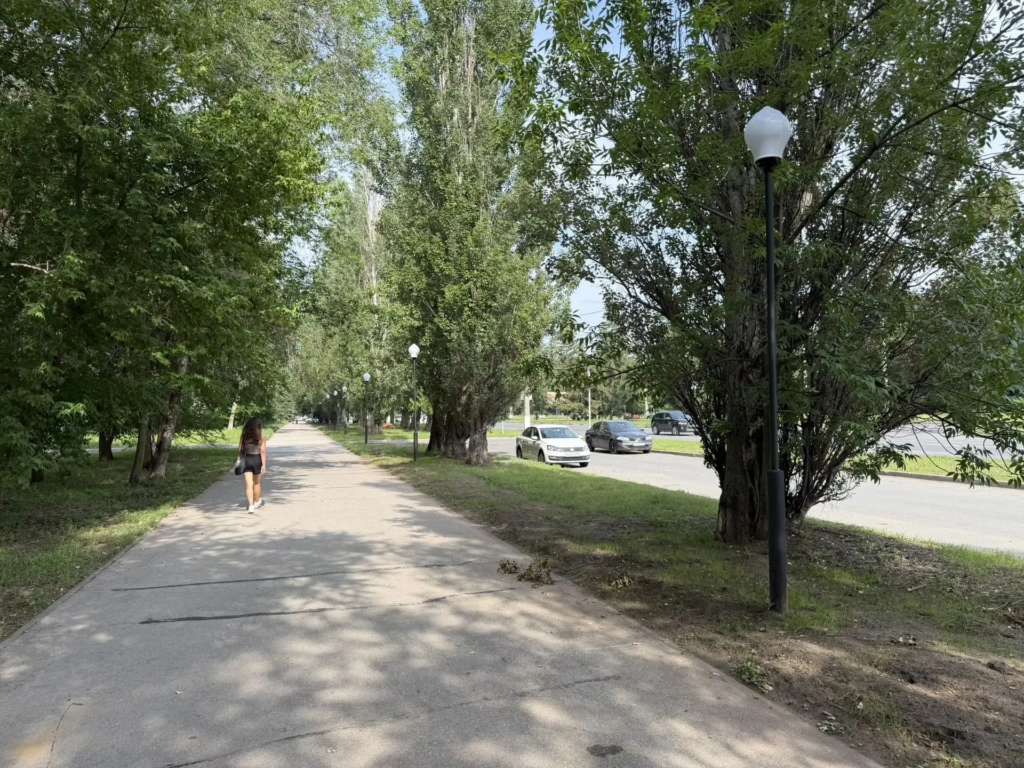 В Центральном районе Тольятти продолжаются работы по устройству внутриквартального освещения